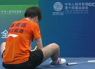 Chen Yufei calls for medical timeout due to a toe injury at the 14th China National Games. (photo: Sina)