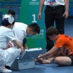 Chen Yufei receives medical treatment for her injured right big toe at the 14th China National Games. (photo: Sina)