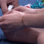 The doctor wraps Chen Yufei’s right big toe with a bandage. (photo: Sina)