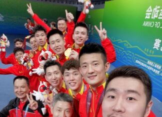 Liu Cheng (right 1) and Chen Long (right 2) celebrates with teammates after winning the 2021 China's 14th National Games men's team title. (photo: Chen Long's Weibo)