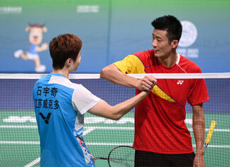 Chen Long greets Shi Yuqi after the men's singles semi-final match at China's 14th National Games. (photo: Weibo)