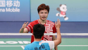 Shi Yuqi greets Lu Guangzu after winning the men's singles gold medal at China's 14th National Games. (photo: Weibo)