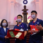 Lee Yang/Wang Chi-lin receive gift from president Tsai Ing-wen. (photo: CNA)