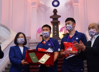 Lee Yang/Wang Chi-lin receive gift from president Tsai Ing-wen. (photo: CNA)
