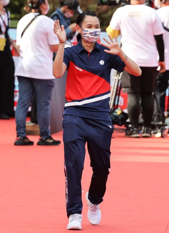 Tai Tzu Ying looks happy walking on the red carpet. (photo: CNA)