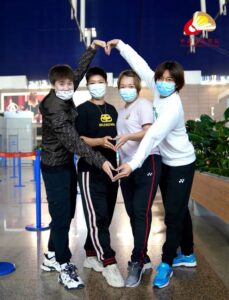 Chen Yufei, Huang Dongping, Chen Qingchen, Jia Yifan (from left) pose for a picture at Pudong Airport. (photo: China Badminton)
