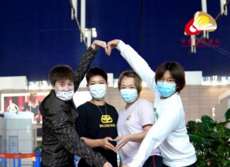 Chen Yufei, Huang Dongping, Chen Qingchen, Jia Yifan (from left) pose for a picture at Pudong Airport. (photo: China Badminton)