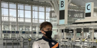 Kento Momota talks to reporters at Haneda Airport before leaving for Vantaa, Finland. (photo: Sankei Digital Co., Ltd.)