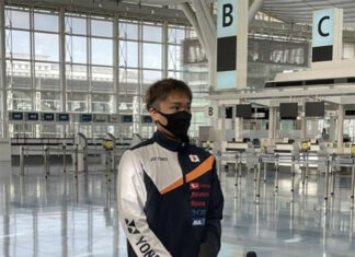 Kento Momota talks to reporters at Haneda Airport before leaving for Vantaa, Finland. (photo: Sankei Digital Co., Ltd.)