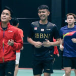 Anthony Sinisuka Ginting (red shirt), Fajar Alfian (black shirt), and Marcus Fernaldi Gideon are warming up during the practice session. (photo: PBSI)