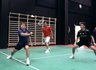Marcus Fernaldi Gideon (blue shirt), Hendra Setiawan (red shirt), and Rian Ardianto (black shirt) play 3 on 3 against Mohammad Ahsan, Kevin Sanjaya Skamaljo, and Fajar Alfian. (photo: PBSI)
