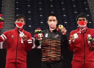 Malaysia's Cheah Liek Hou (C) celebrates his gold medal win on the podium with Indonesia's Dheva Anrimusthi (L) who took the silver and Suryo Nugroho who won the bronze medal in the men's singles SU5 badminton event at the 2020 Tokyo Paralympic Games.(photo: Paralympics)
