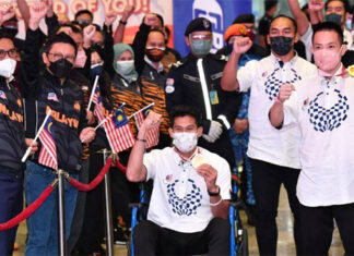 Cheah Liek Hou (R) returns home to the hero's welcome. (photo: Bernama)