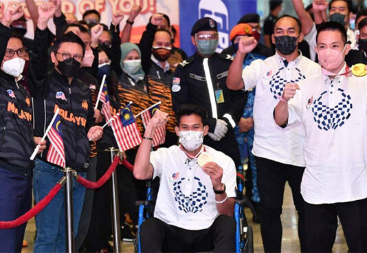 Cheah Liek Hou (R) returns home to the hero's welcome. (photo: Bernama)