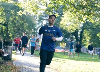 Anthony Sinisuka Ginting jogs at a park next to the Scandic Hotel in Denmark. (photo: PBSI)