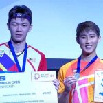Loh Kean Yew (R) poses with Lee Zii Jia at the award ceremony.