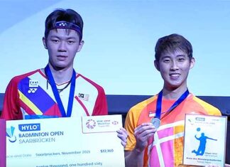 Loh Kean Yew (R) poses with Lee Zii Jia at the award ceremony.