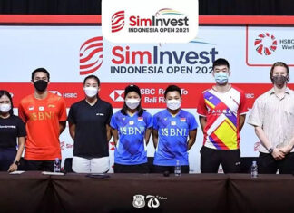 Anders Antonsen (R) attends the 2021 Indonesia Open press conference on Monday. (photo: PBSI)