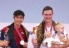 Viktor Axelsen poses with his daughter Vega Rohde Axelsen and Loh Kean Yew during the Indonesia Open award ceremony.