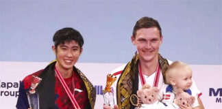 Viktor Axelsen poses with his daughter Vega Rohde Axelsen and Loh Kean Yew during the Indonesia Open award ceremony.