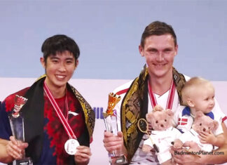 Viktor Axelsen poses with his daughter Vega Rohde Axelsen and Loh Kean Yew during the Indonesia Open award ceremony.
