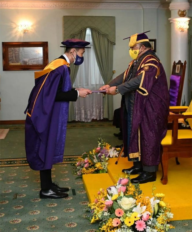 Lee Chong Wei receives Honorary Doctorate in Sports Science. (photo: Lee Chong Wei's Facebook)