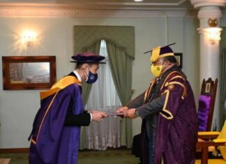 Lee Chong Wei receives Honorary Doctorate in Sports Science. (photo: Lee Chong Wei's Facebook)