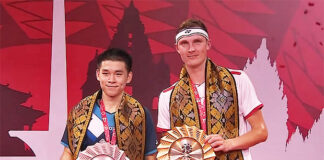 Viktor Axelsen (R) wins the 2021 BWF World Tour Finals.