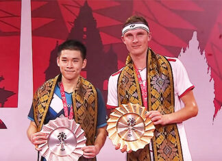 Viktor Axelsen (R) wins the 2021 BWF World Tour Finals.