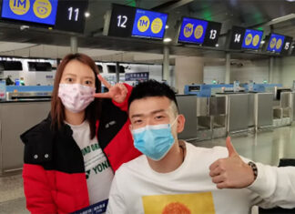 Zheng Siwei/Huang Yaqiong take pictures at the Pudong International Airport in Shanghai on Wednesday. (photo: Weibo)