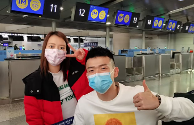 Zheng Siwei/Huang Yaqiong take pictures at the Pudong International Airport in Shanghai on Wednesday. (photo: Weibo) Zheng Siwei/Huang Yaqiong take pictures at the Pudong International Airport in Shanghai on Wednesday. (photo: Weibo)