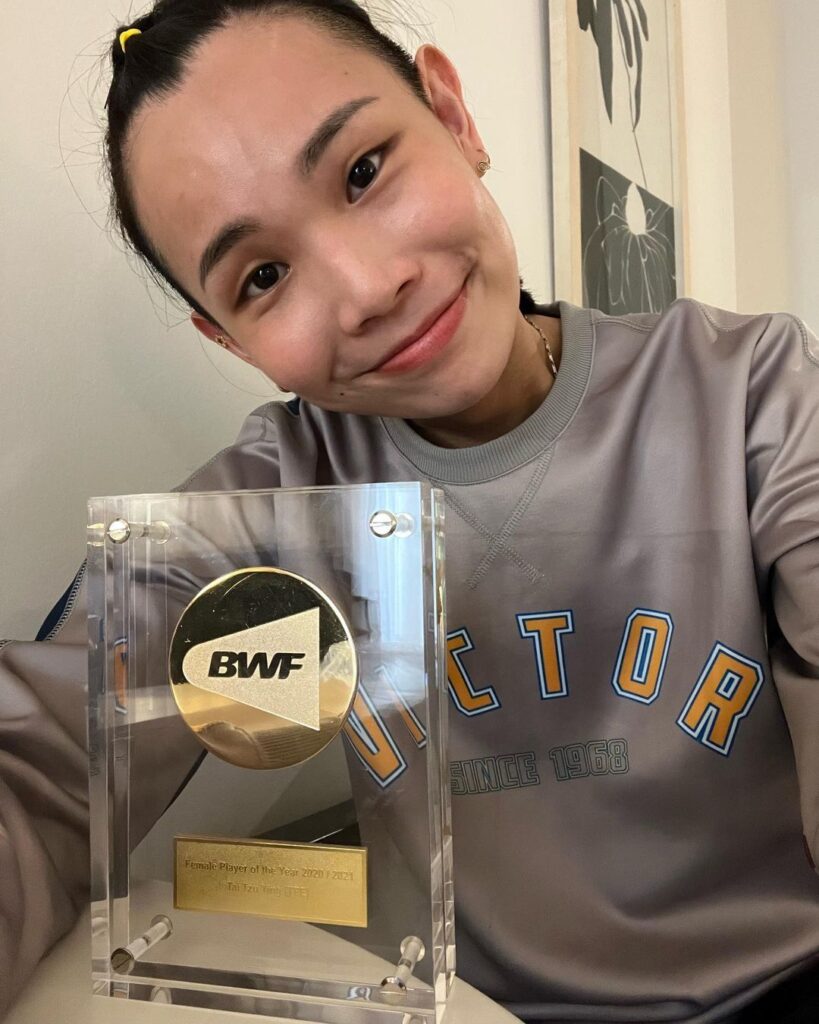 Tai Tzu Ying takes a picture with the 2021 BWF Female Players of the Year Award. (photo: Tai Tzu Ying's Instagram)