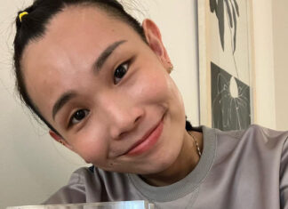 Tai Tzu Ying takes a picture with the 2021 BWF Female Players of the Year Award. (photo: Tai Tzu Ying's Instagram)