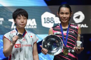 Tai Tzu Ying (R) faces Akane Yamaguchi in the 2021 BWF World Championships final. (photo: AFP)