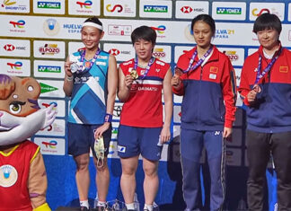 Akane Yamaguchi (second from left) poses for pictures with Tai Tzu Ying (left), He Bingjiao (right), and Zhang Yi Man (second from right).