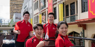 Loh Kean Yew and three other Singaporean athletes meet fans in a bus parade. (photo: Sport Singapore)