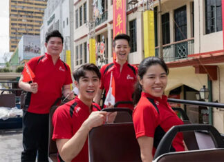 Loh Kean Yew and three other Singaporean athletes meet fans in a bus parade. (photo: Sport Singapore)