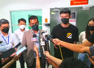 Lee Zii Jia receives blessing from the President of BAM to turn professional. (photo: Bernama)
