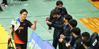 Kento Momota lifts his team - NTT East over Kanazawa Gakuin Club in the 2021 S/J League second round last Sunday.(photo: J. Sugawara)