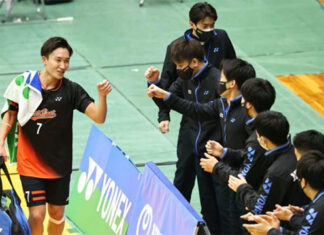 Kento Momota lifts his team - NTT East over Kanazawa Gakuin Club in the 2021 S/J League second round last Sunday.(photo: J. Sugawara)
