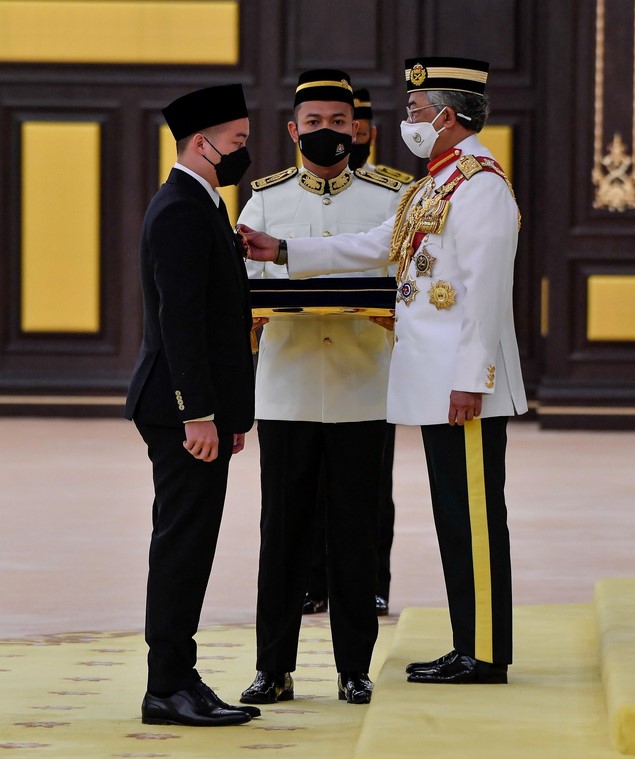 Aaron Chia receives the Kesatria Mahkota Wilayah award from the King of Malaysia. (photo: Bernama)