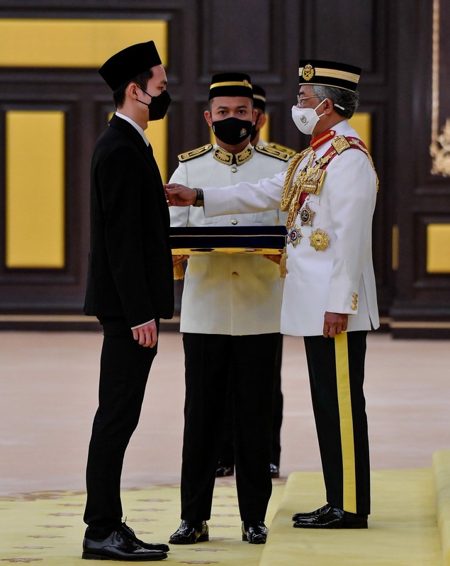 Soh Wooi Yik receives the Kesatria Mahkota Wilayah (KMW) award from the King of Malaysia. (photo: Bernama)