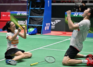 Tan Kian Meng/Lai Pei Jing are ecstatic after clinching the 2022 Korea Open title. (photo: AFP)