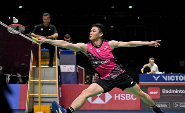 Lee Zii Jia powers past Lakshya Sen 21-17, 21-8 in the 2022 Thomas Cup quarter-finals. (photo: Shi Tang/Getty Images)