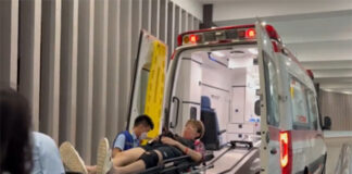 Man Wei Chong injured his left knee in the SEA Games men's team final. (photo: Twitter)