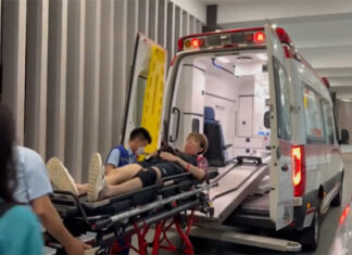 Man Wei Chong injured his left knee in the SEA Games men's team final. (photo: Twitter)