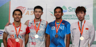 Lee Zii Jia poses for pictures with Jonatan Christie (L), Chico Aura Dwi Wardoyo (second right), and Weng Hong Yang (R) during the 2022 BAC awards ceremony. (photo: AFP)