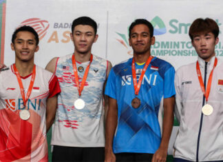 Lee Zii Jia poses for pictures with Jonatan Christie (L), Chico Aura Dwi Wardoyo (second right), and Weng Hong Yang (R) during the 2022 BAC awards ceremony. (photo: AFP)