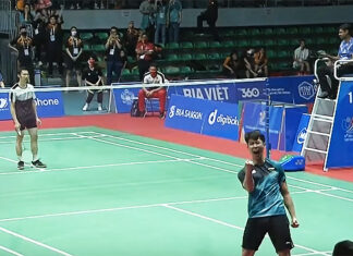 Loh Kean Yew (R) beats Nguyen Tien Minh to reach the SEA Games final.