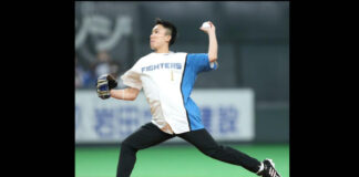 Kento Momota throws a 104-kilometer fastball on the ceremonial first pitch. (photo: Daily Sports)